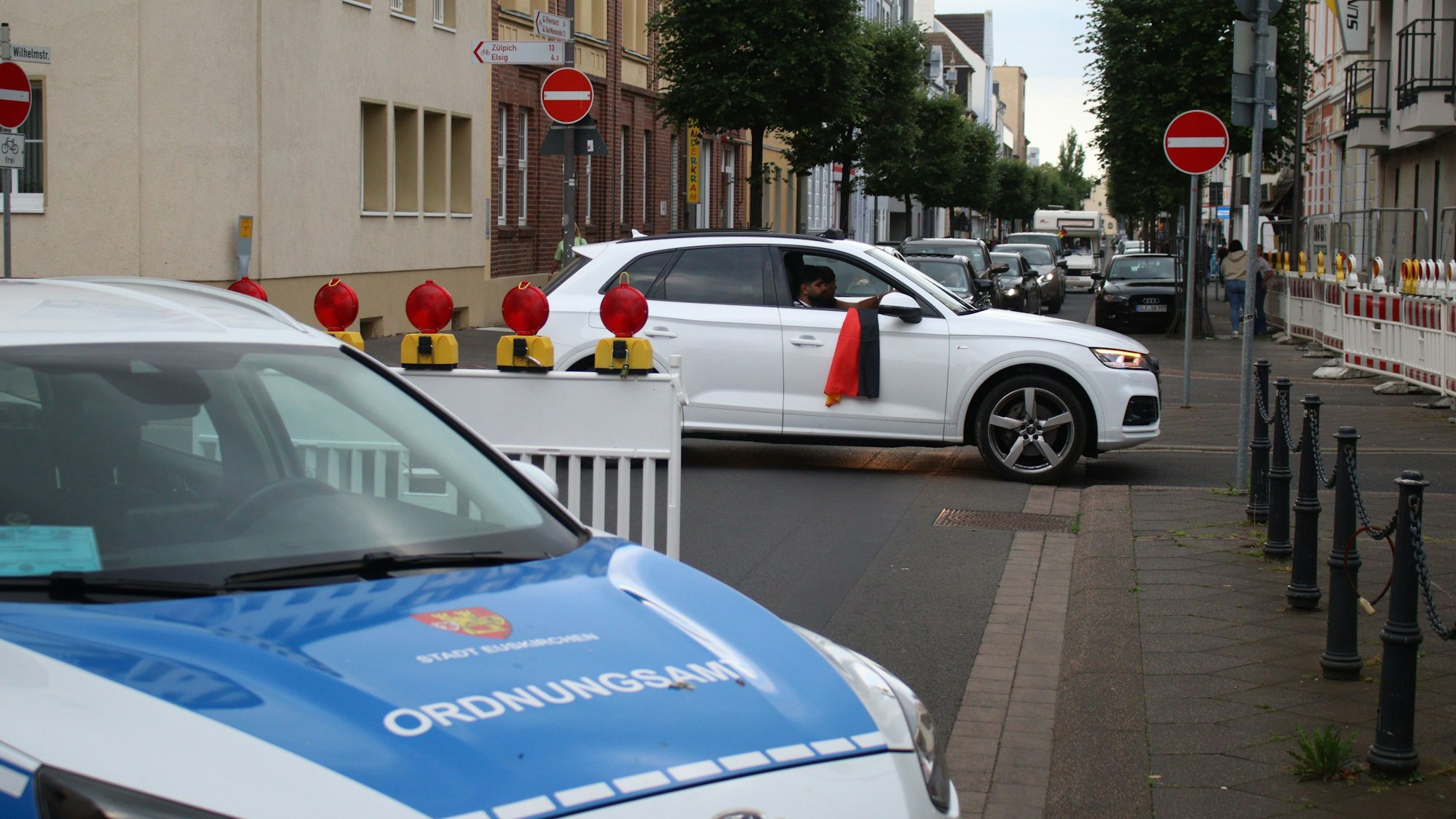 Ein Wagen mit der Aufschrift Ordnungsamt steht vor einer Absperrung.