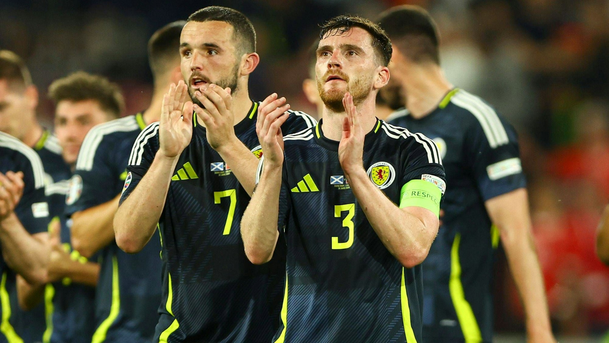 Die Hoffnung ist zurück: Der schottische Kapitän Andrew Robertson (R.) applaudiert nach dem 1:1 gegen die Schweiz den eigenen Fans.