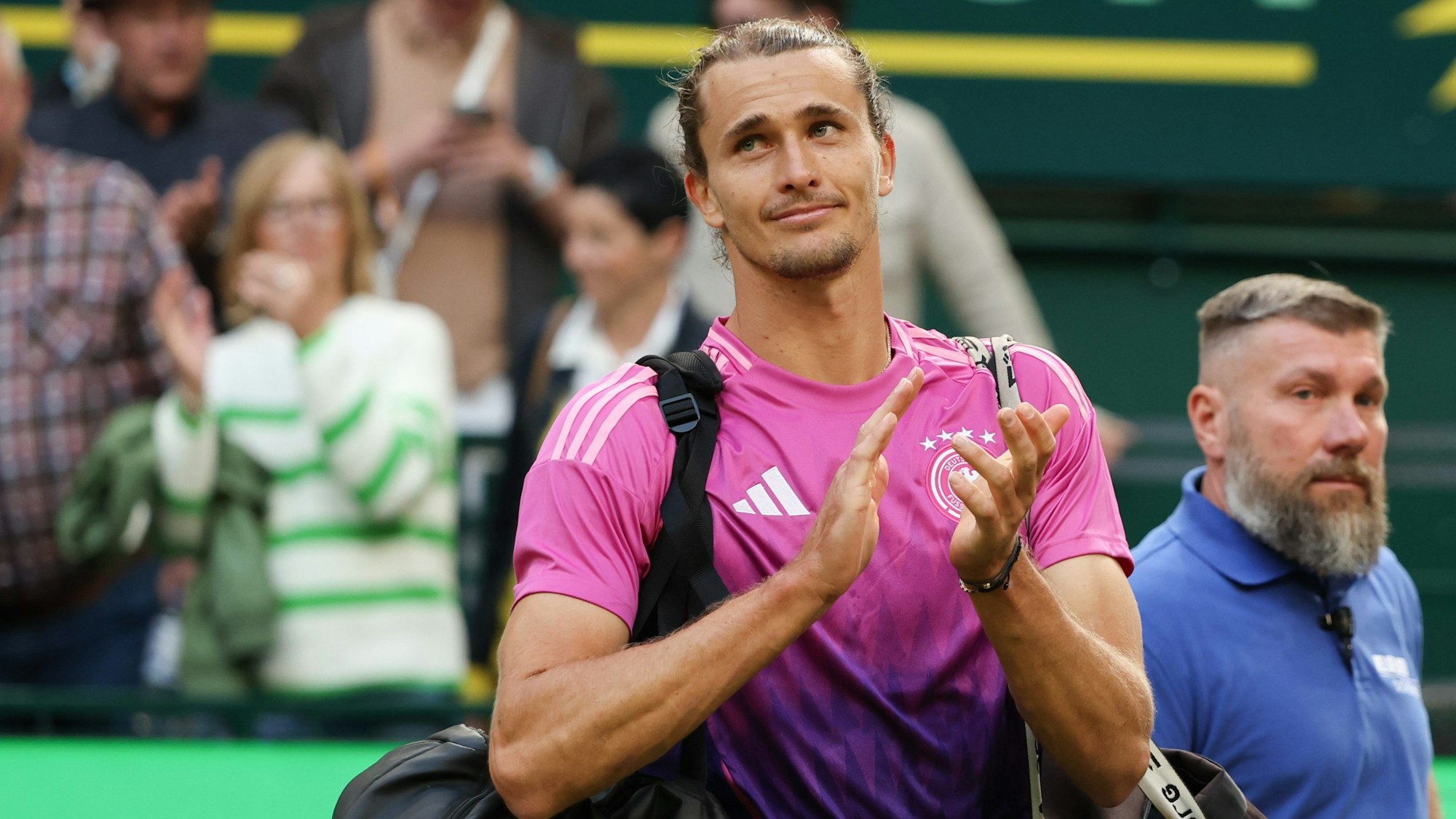 Alexander Zverev trägt nach dem Match ein Trikot der deutschen Fußball-Nationalmannschaft. Das 2:0 gegen Ungarn konnte der Tennis-Profi nicht selbst verfolgen.