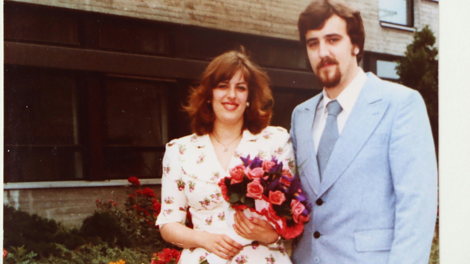 Zu sehen ist das Paar bei der Hochzeit.