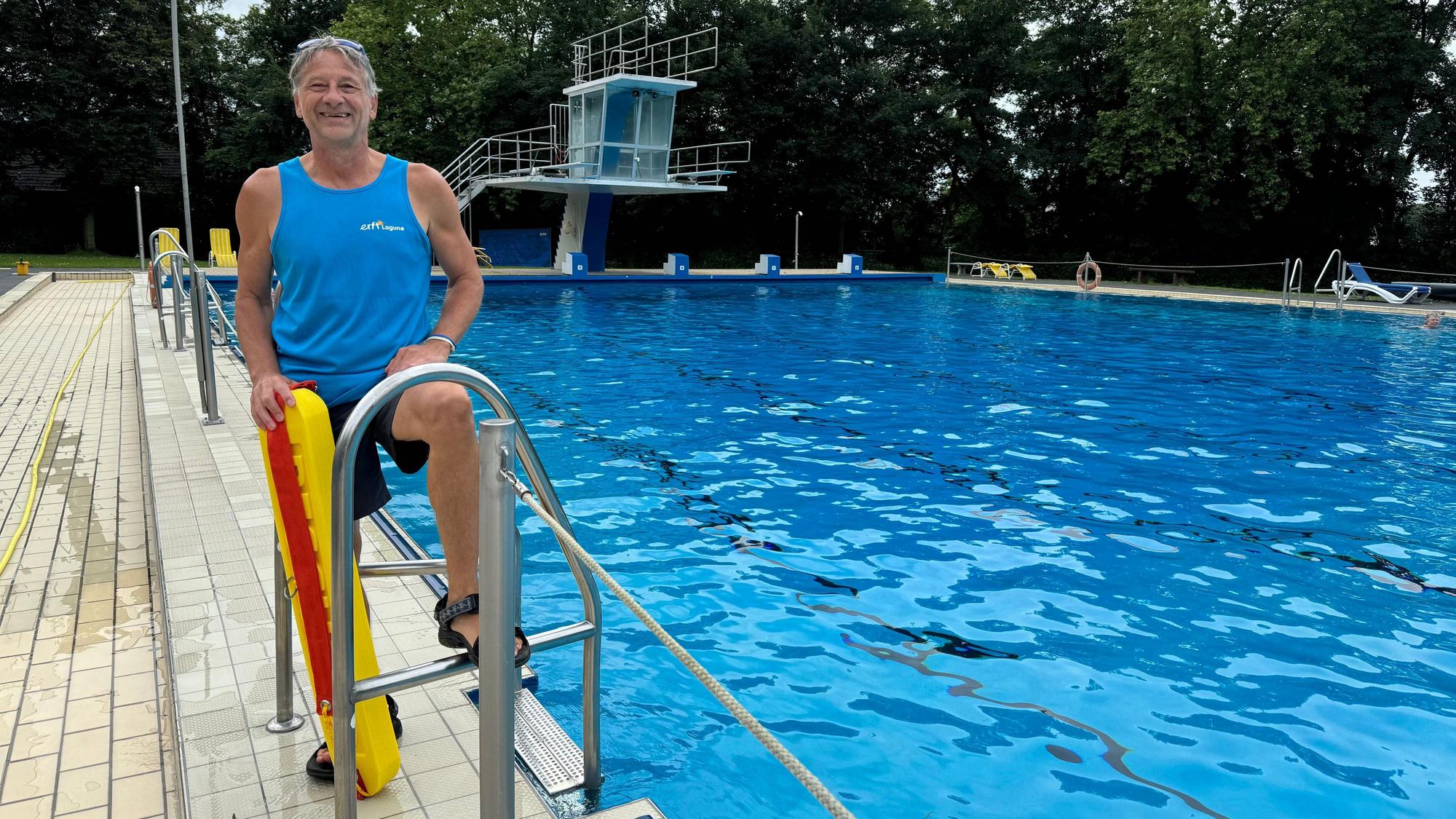 Schwimmeister Sven Hofmann steht am Beckenrand.