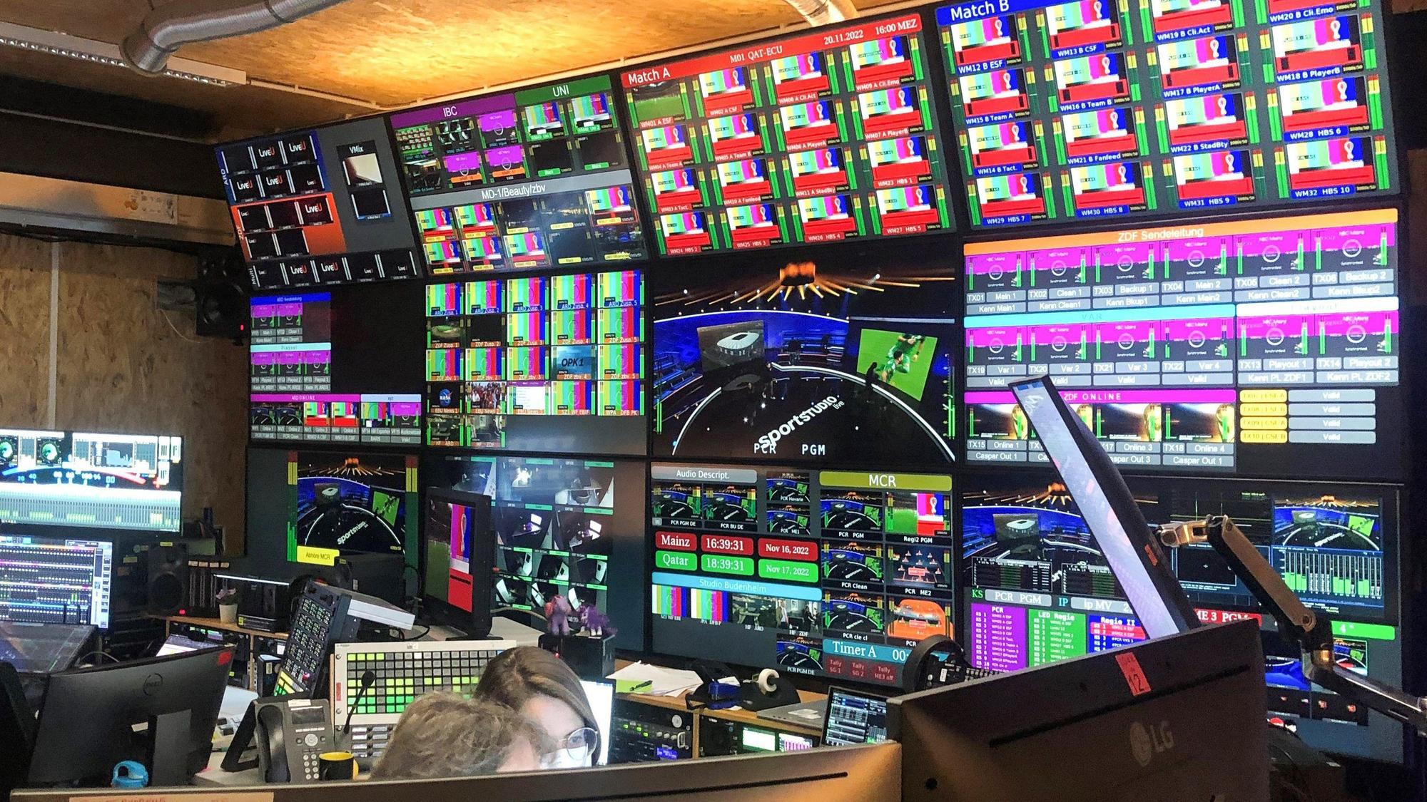 Mainz: Blick in den technischen Kontrollraum im WM-Sendezentrum von ARD und ZDF bei der bisher letzten WM.