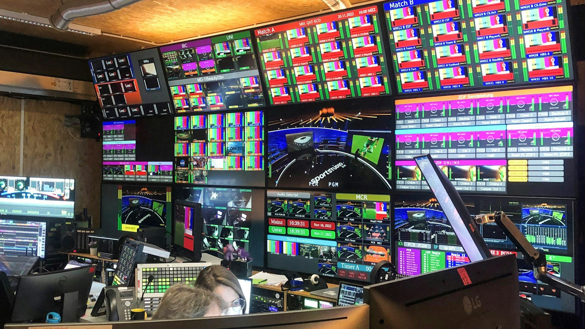Mainz: Blick in den technischen Kontrollraum im WM-Sendezentrum von ARD und ZDF bei der bisher letzten WM.