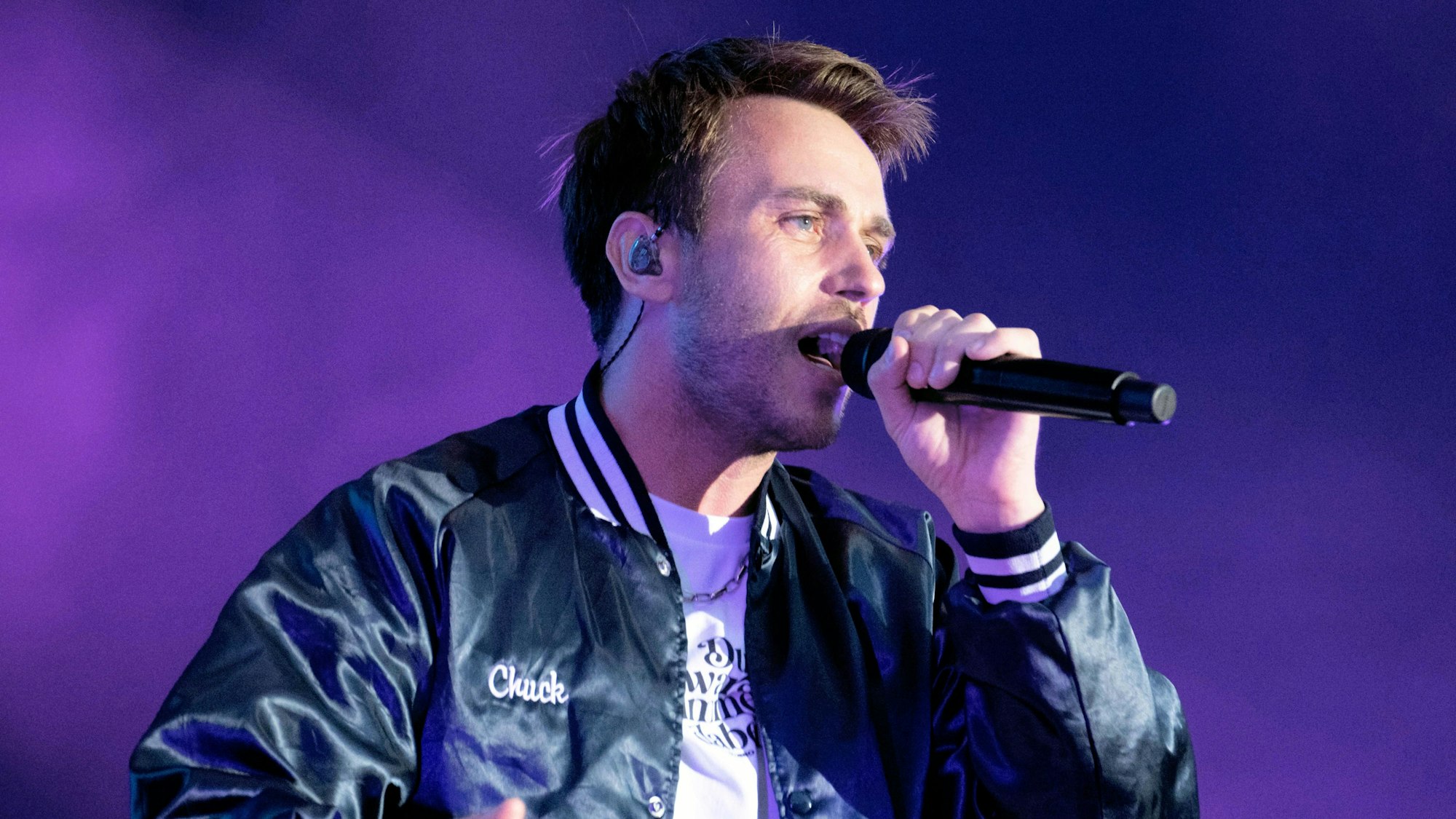 Der Sänger Clueso ist am 2. August für ein Konzert am Tanzbrunnen in Köln.