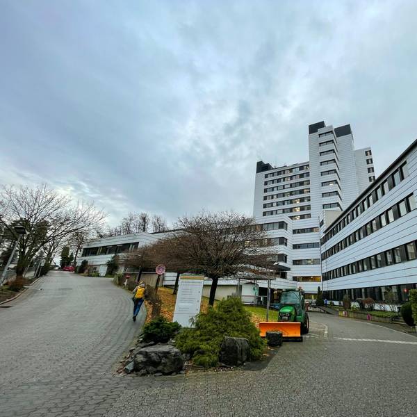 Das Marienkrankenhaus in Bergisch Gladbach, davor stehen ein Schild und ein Baum.
