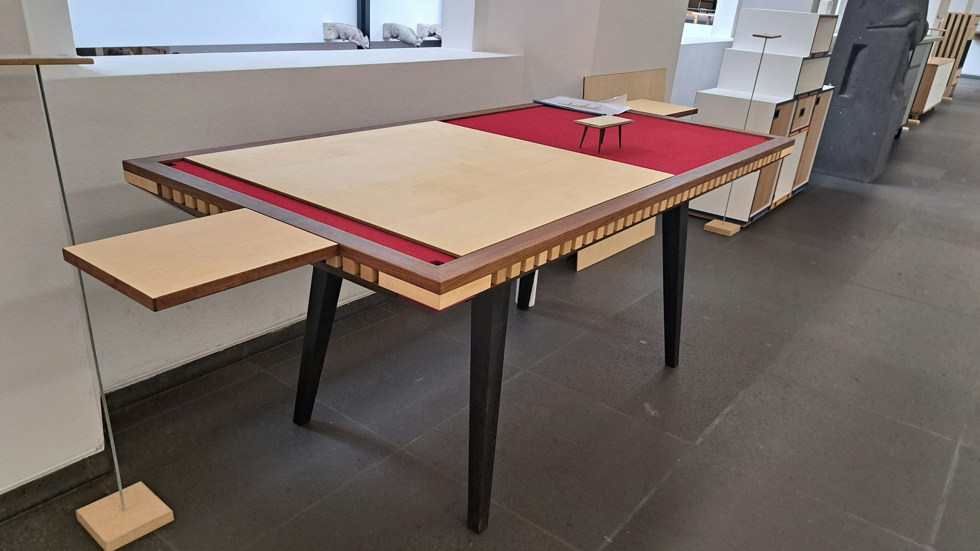 Eine Belobigung im Wettbewerb „Die gute Form 2024“ gab es für diesen durchdachten Spieltisch von Moritz Klaßmann aus Königswinter.