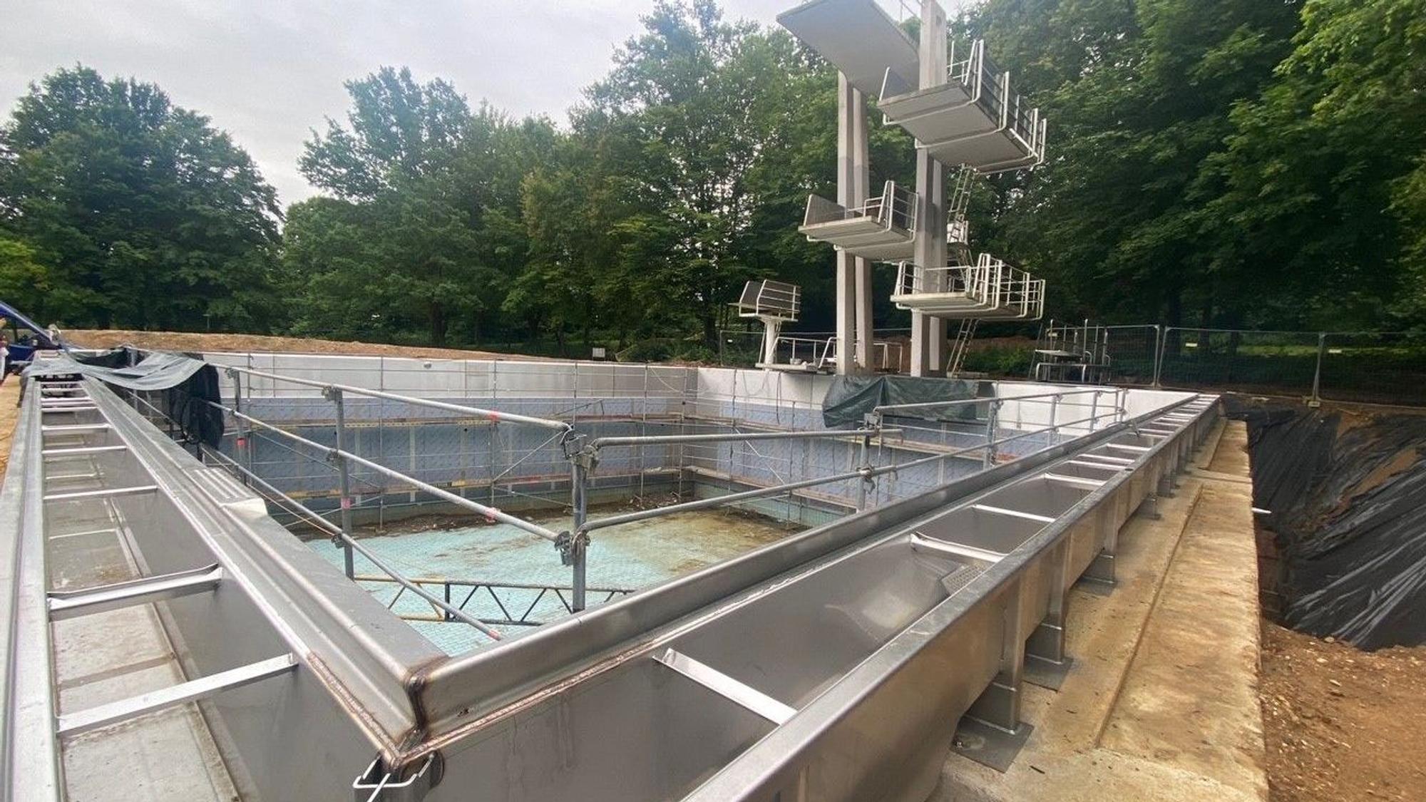 Auf dem Bild ist die Schwimmbad-Baustelle zu sehen.