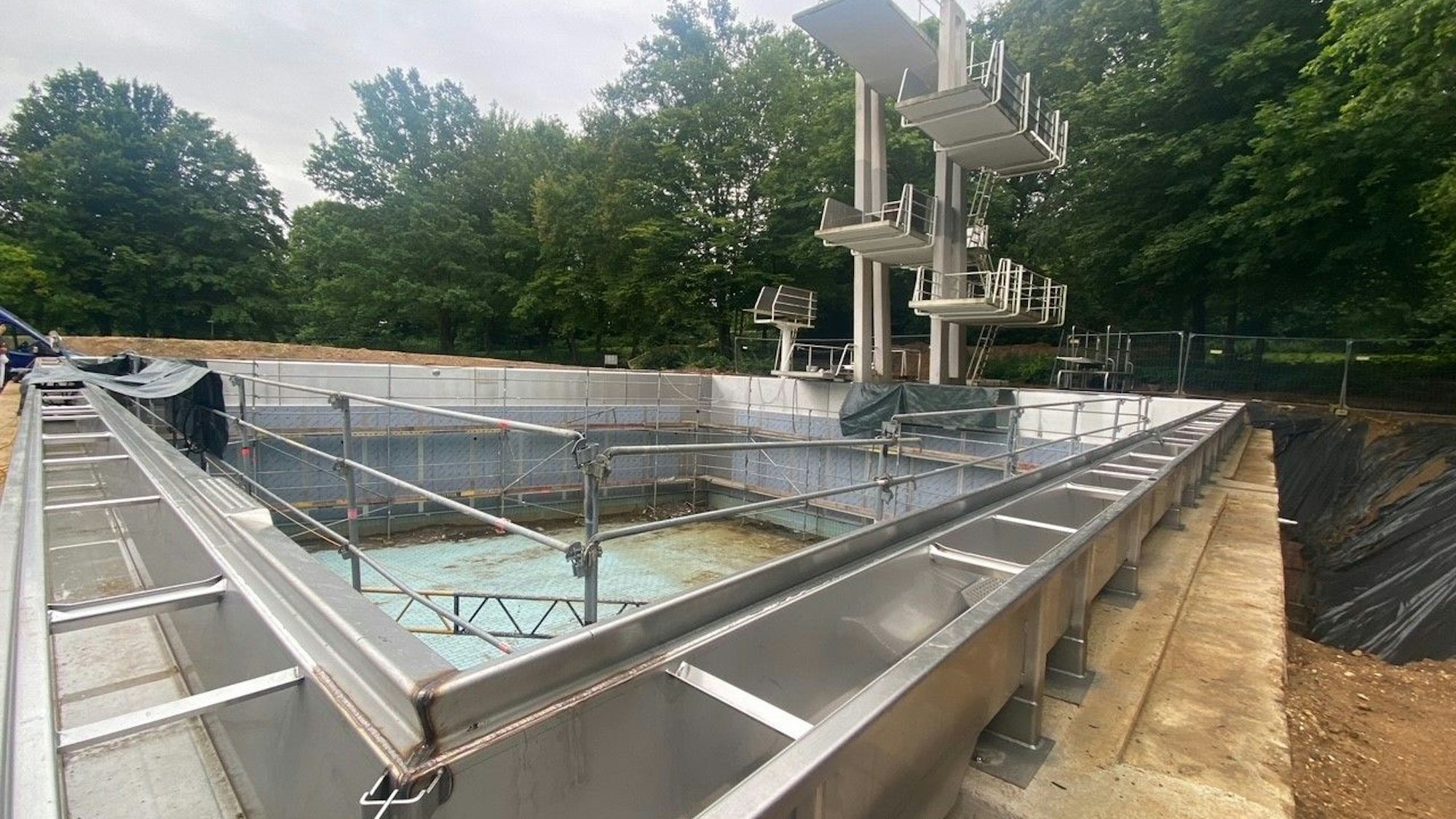 Auf dem Bild ist die Schwimmbad-Baustelle zu sehen.