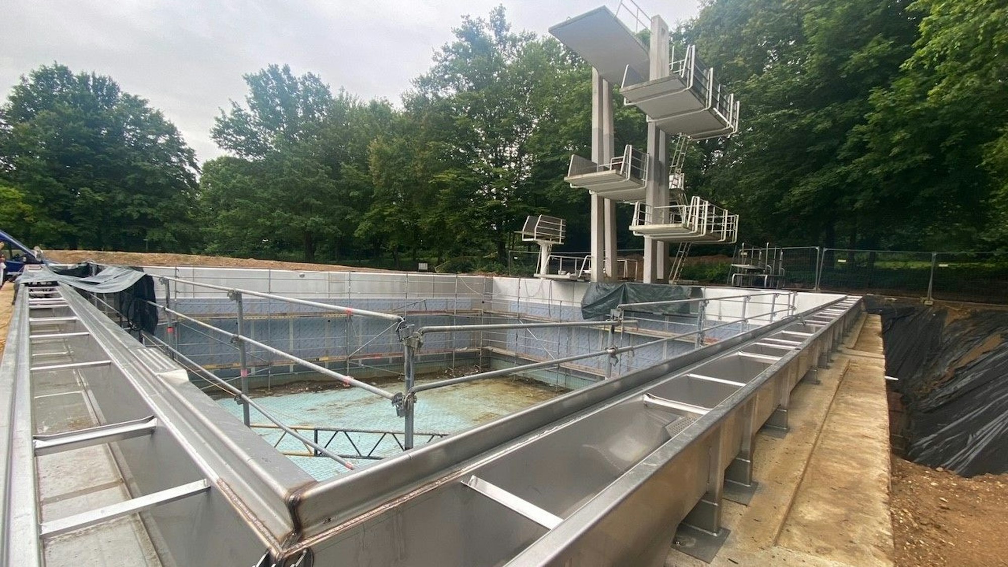 Auf dem Bild ist das Sprungbecken zu sehen, in das eine Edelstahl-Auskleidung eingesetzt wird.