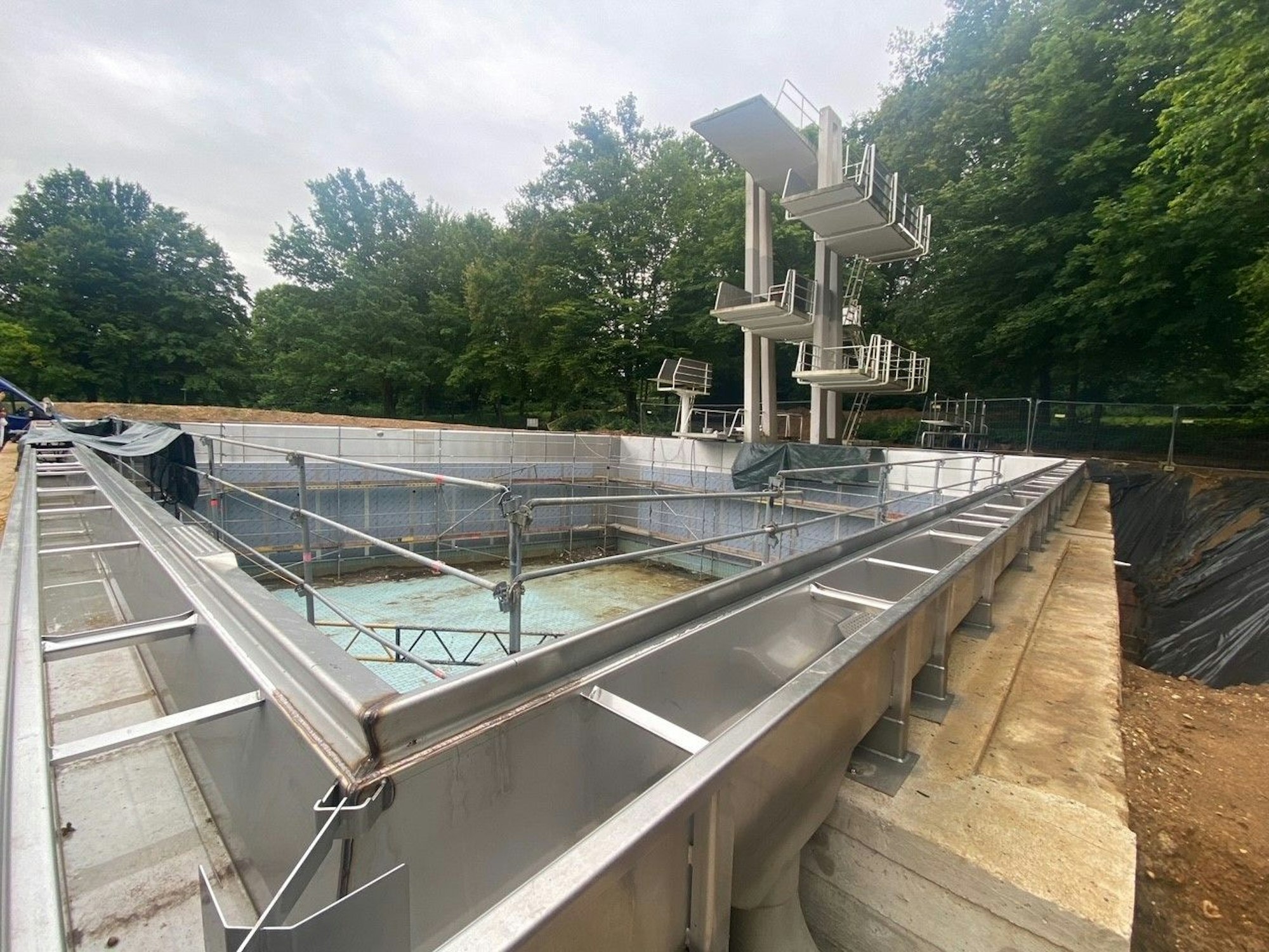 Auf dem Bild sind Bauarbeiten am Sprungbecken zu sehen.