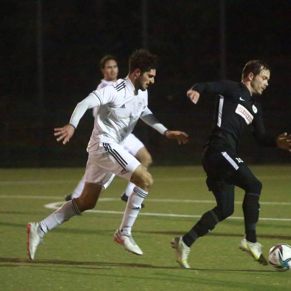 Alec Vinci (links) trägt künftig das Trikot des Siegburger SV 04.