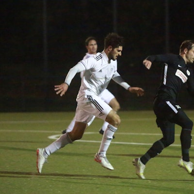 Alec Vinci (links) trägt künftig das Trikot des Siegburger SV 04.