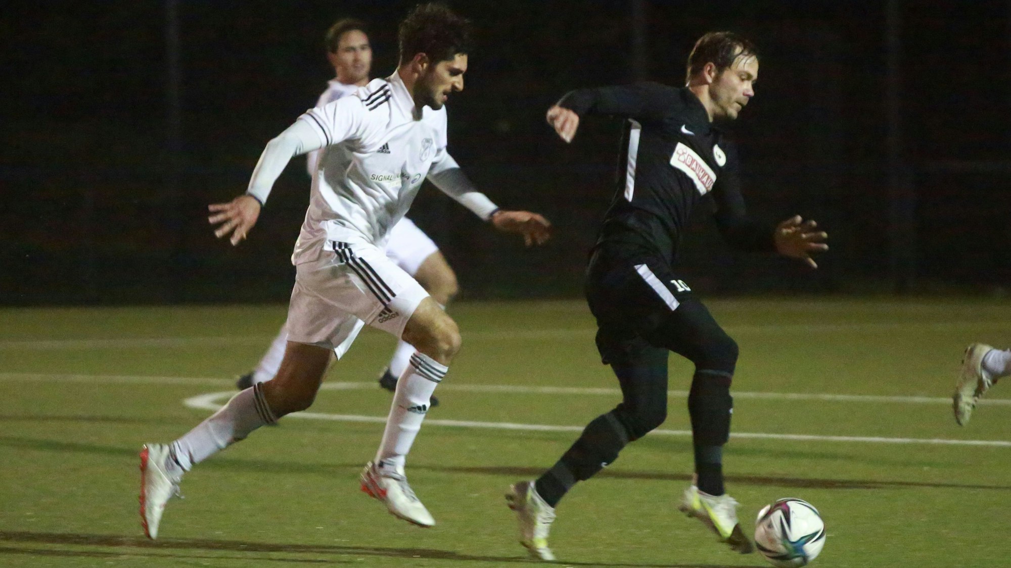 Alec Vinci (links) trägt künftig das Trikot des Siegburger SV 04.