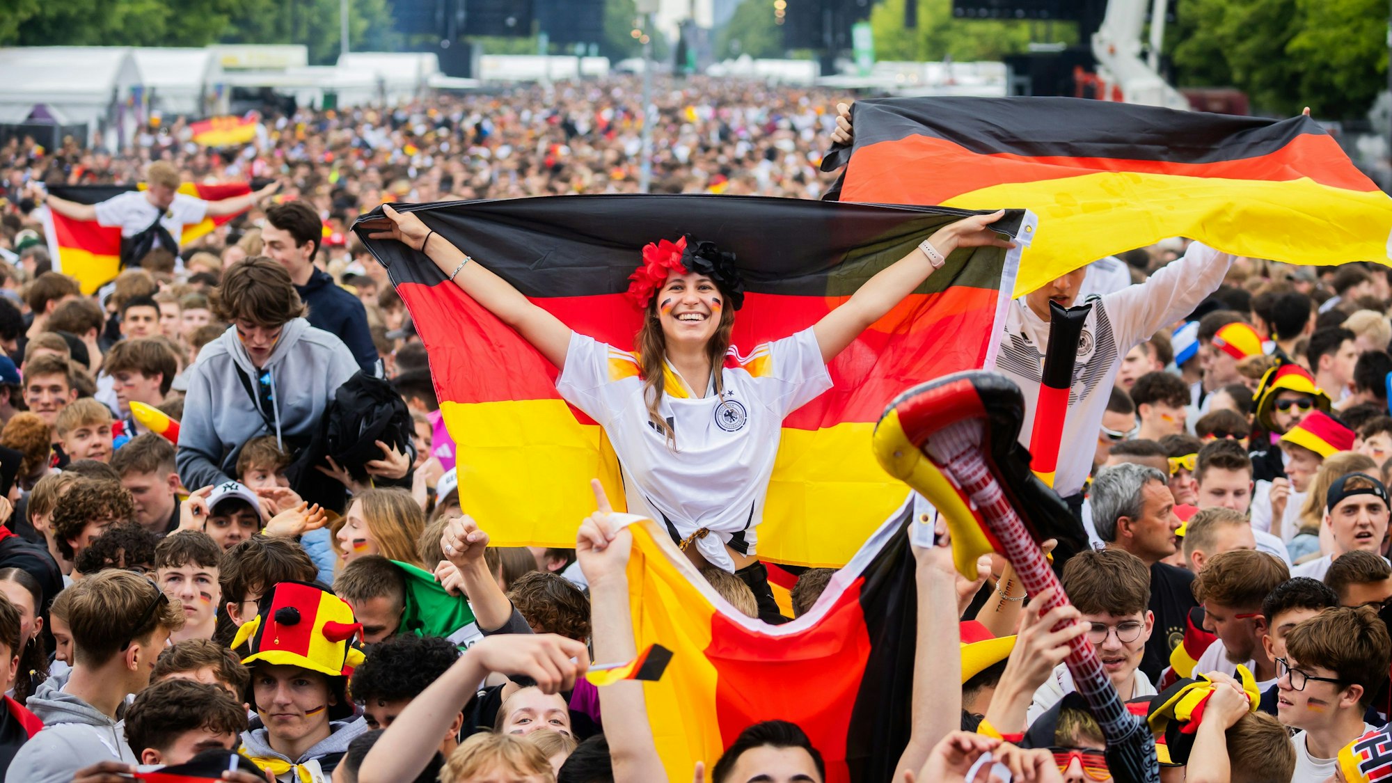 Deutschland-Fans jubeln beim Public Viewing in der Fanzone am Brandenburger Tor.