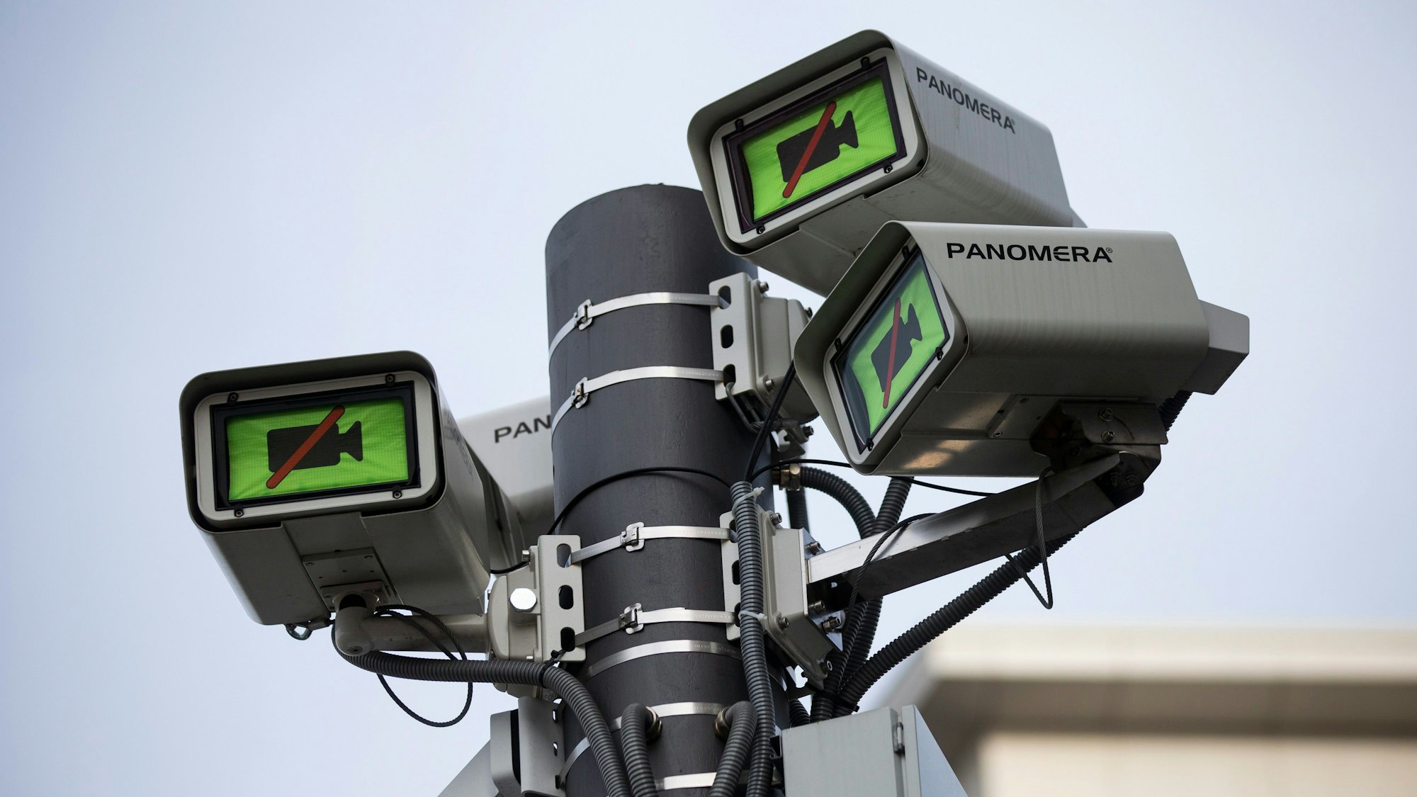 Die Kameras können bei Versammlungen ausgeschaltet werden, zu erkennen ist dies an gelben Symbolen und der durchgestrichenen Kamera. Insgesamt 106 Kameras gibt es an den Kölner Kriminalitätsschwerpunkten.