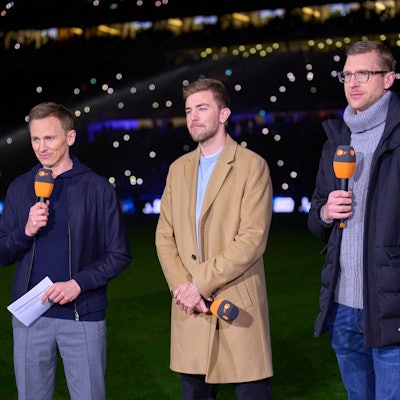 Jochen Breyer, Christoph Kramer und Per Mertesacker stehen gemeinsam am Spielfeldrand (Archivbild).