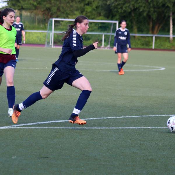 Hanna Frauenkron vom VfL Kommern läuft mit dem Ball Richtung Tor.