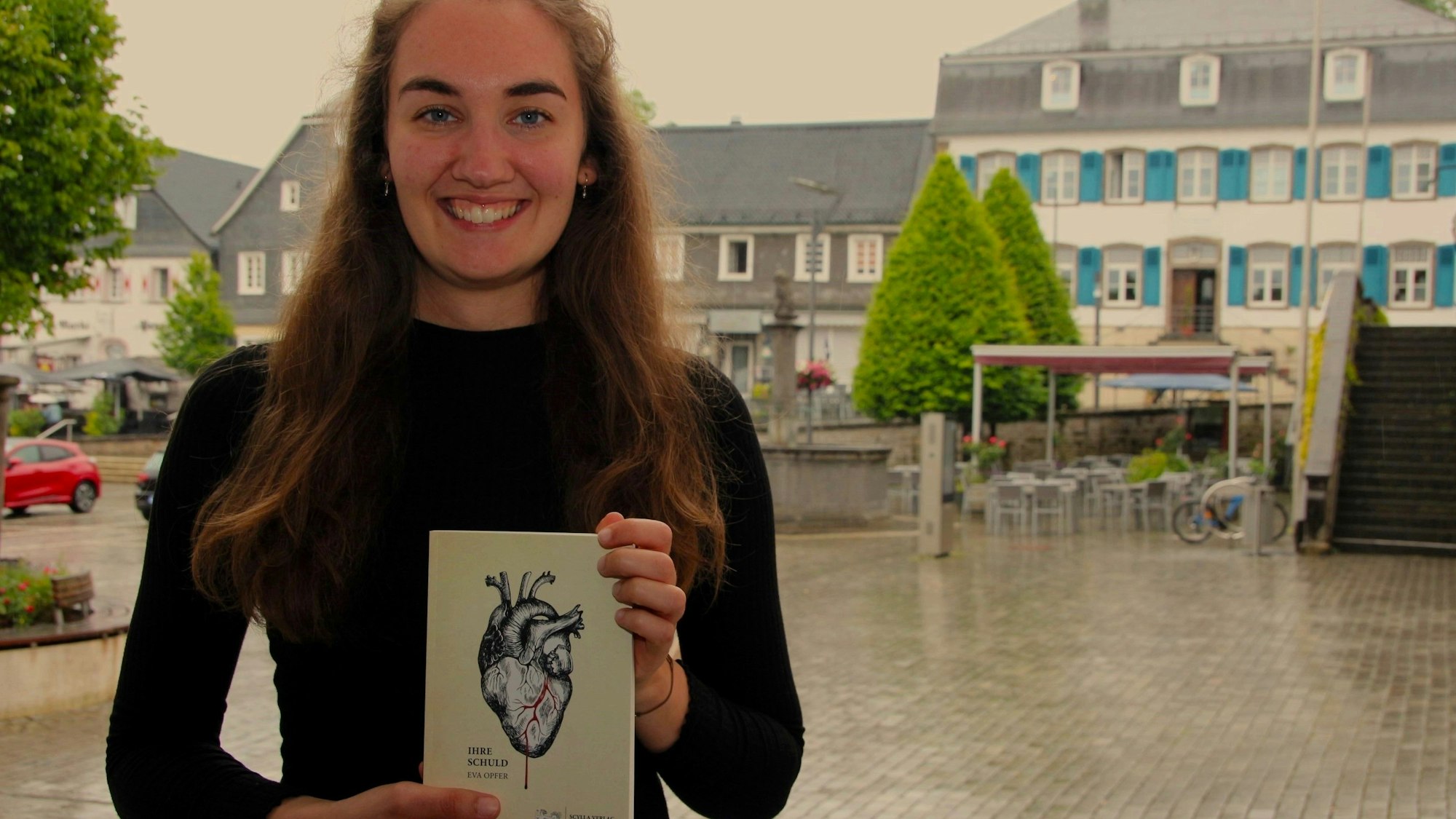 Das Foto zeigt dier Wipperfürther Krimiautorin Eva Opfer auf dem Marktplatz der Hansestadt.