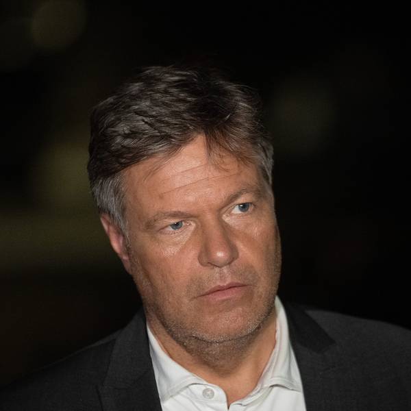 Robert Habeck (Bündnis 90/Die Grünen), Bundesminister für Wirtschaft und Klimaschutz, spricht während eines Besuchs in China zu Journalisten.