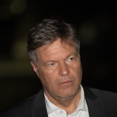 Robert Habeck (Bündnis 90/Die Grünen), Bundesminister für Wirtschaft und Klimaschutz, spricht während eines Besuchs in China zu Journalisten.