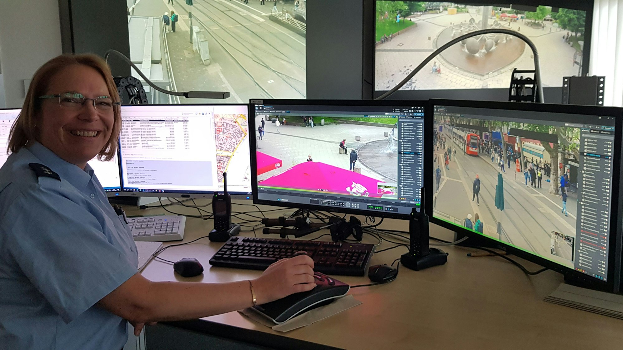 Vier Monitore stehen auf dem Schreibtisch von Heidemarie Lindlar, das Geschehen kann auch auf zwei großen Leinwänden gezeigt werden.