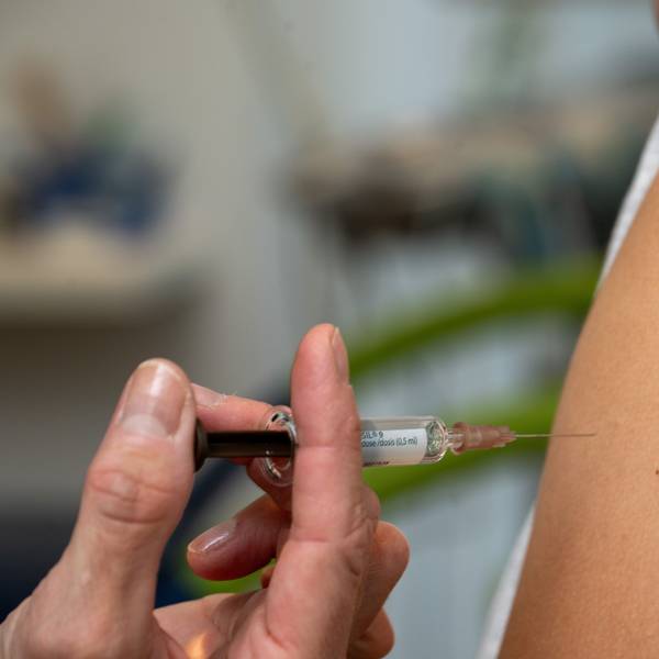 Eine Gynäkologin setzt bei der HPV-Impfung in einer Frauenarztpraxis eine Injektion in den Oberarm einer Jugendlichen. (Symbolbild)