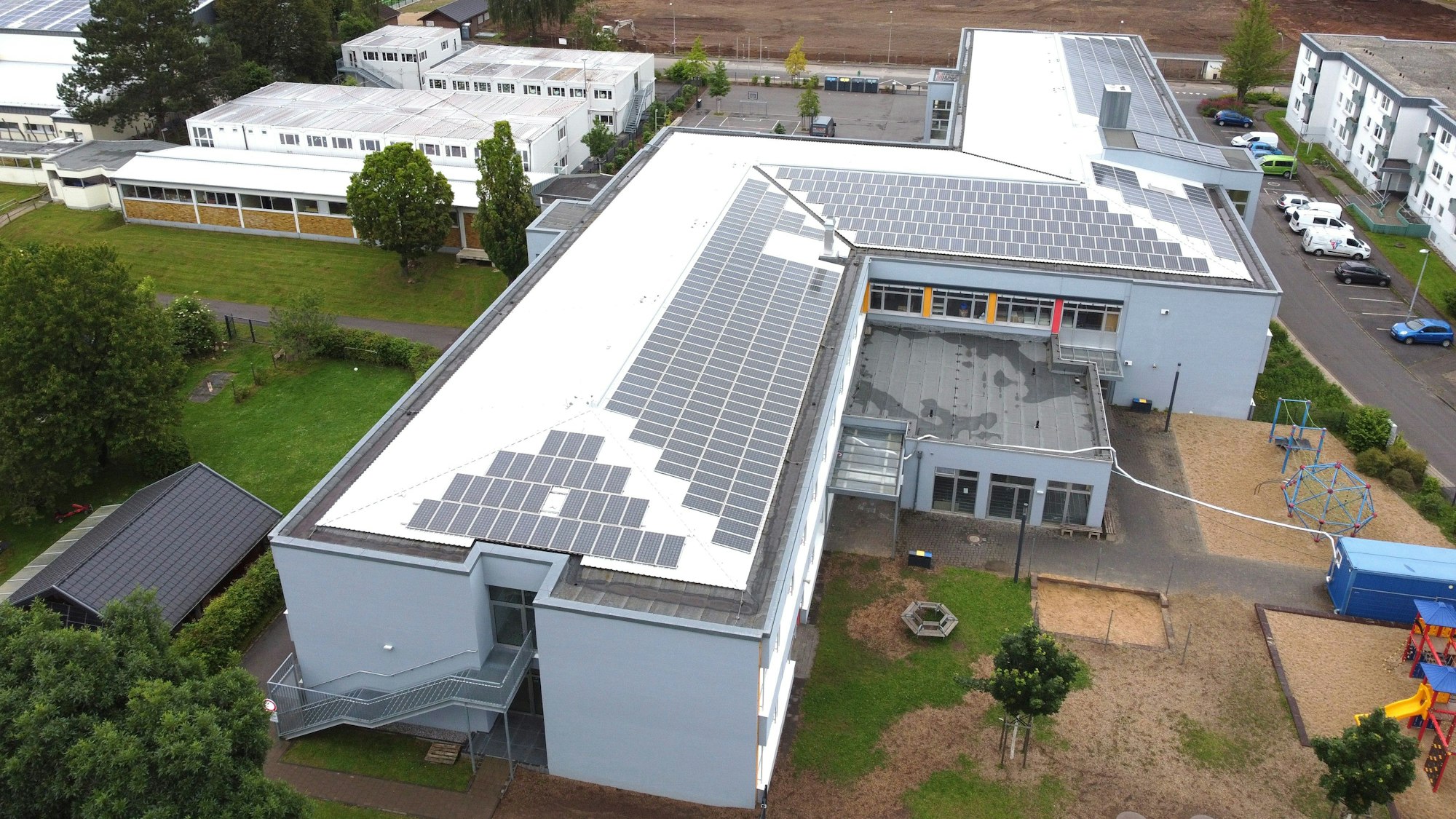 Blick auf das Dach der Grundschule in Kall.