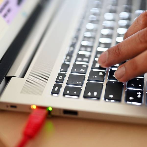 Ein Mitarbeiter des Cybercrime-Zentrums Baden-Württemberg sitzt an einem Arbeitsplatz (gestellte Szene).