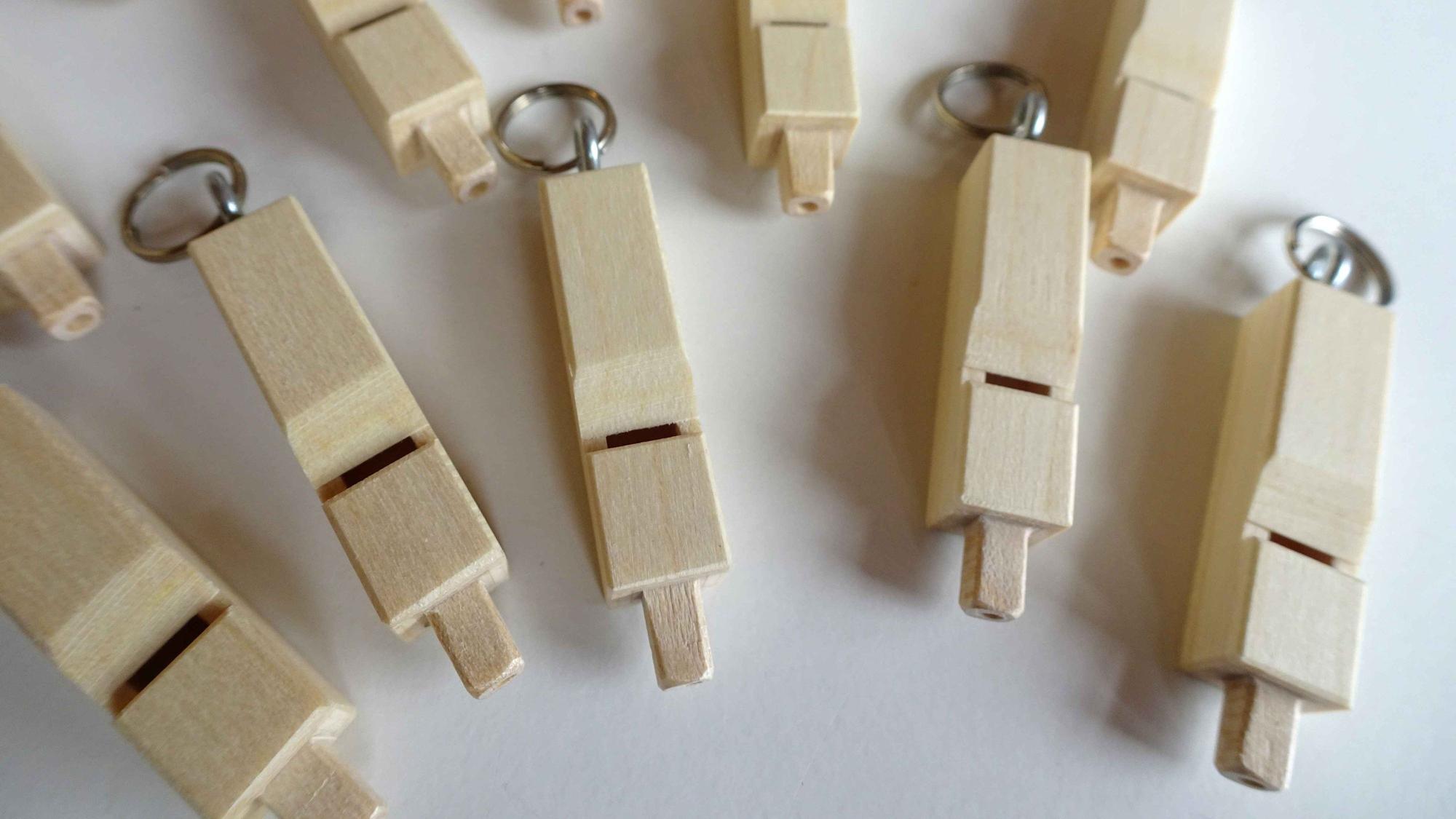 Jeder Pfeifenpate erhält als Geschenk einen kleinen Anhänger aus Holz in Form einer Orgelpfeife.
