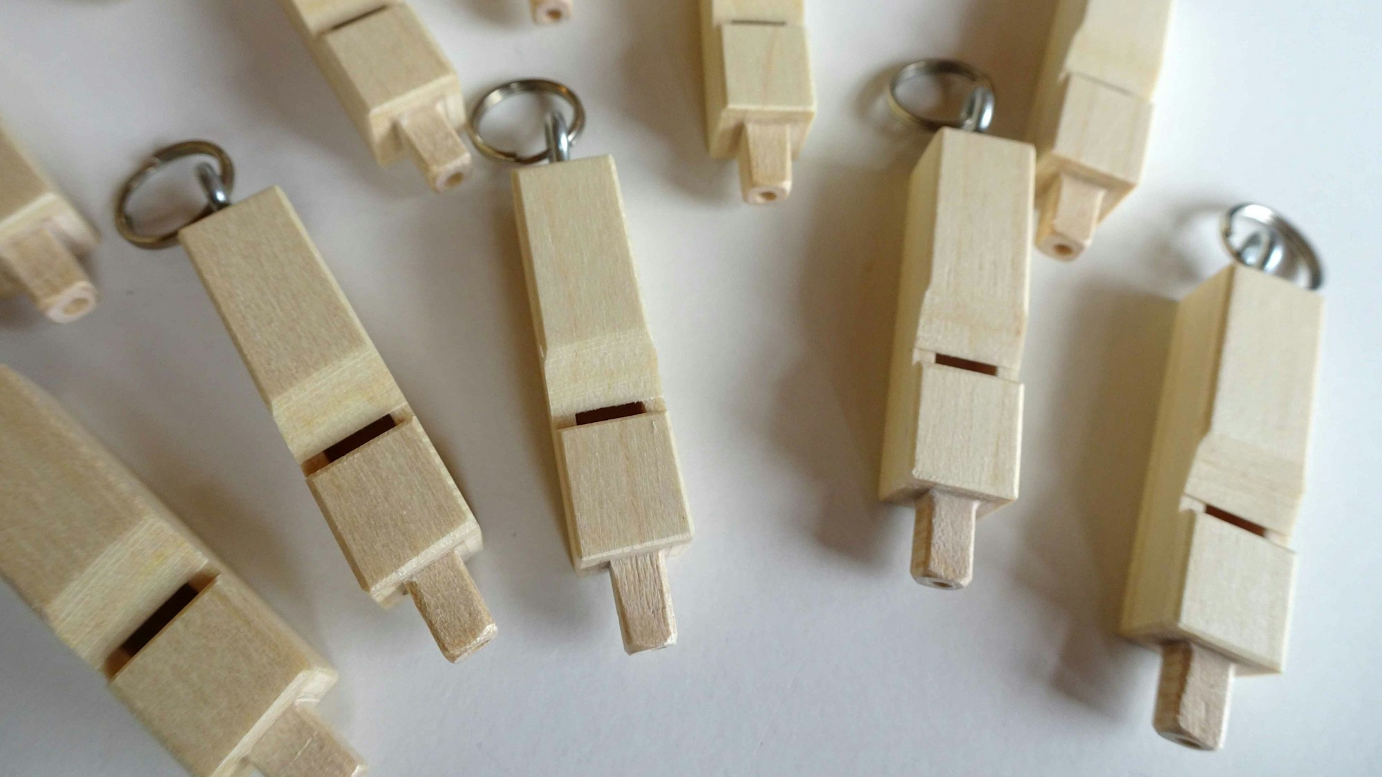 Jeder Pfeifenpate erhält als Geschenk einen kleinen Anhänger aus Holz in Form einer Orgelpfeife.