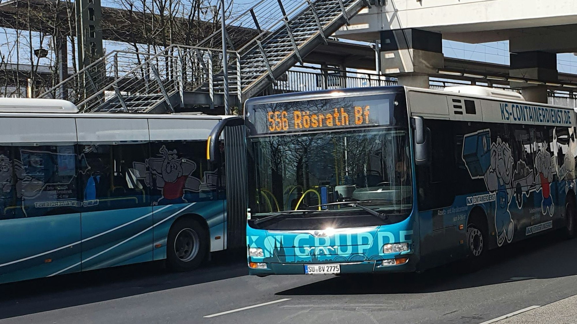 Busse halten am Siegburger Busbahnhof.