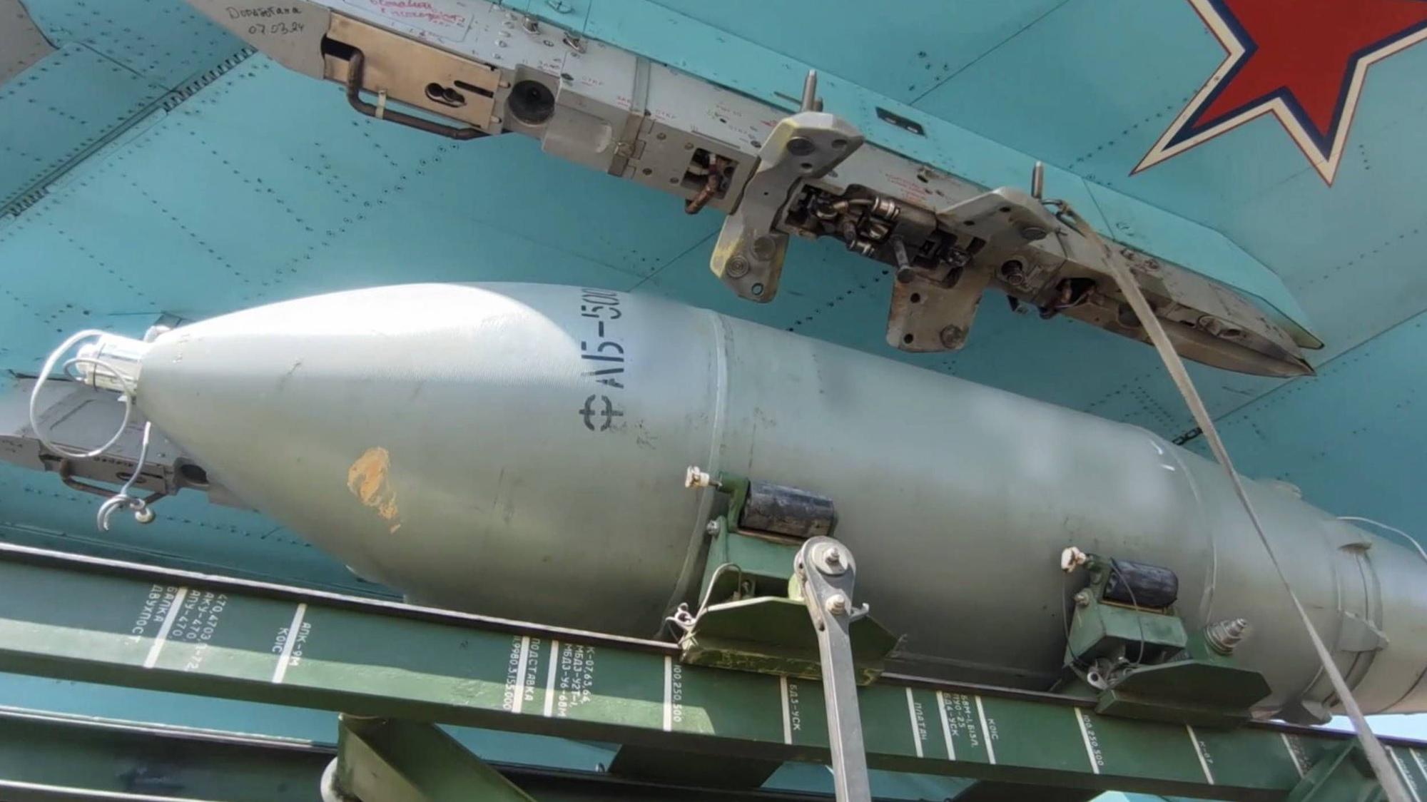 Kleiner Bruder der FAB-3000: Eine FAB-500-Bombe aus russischer Produktion. Berichten zufolge kam nun die massive Variante der Gleitbombe in der Ukraine zum Einsatz. (Archivbild)