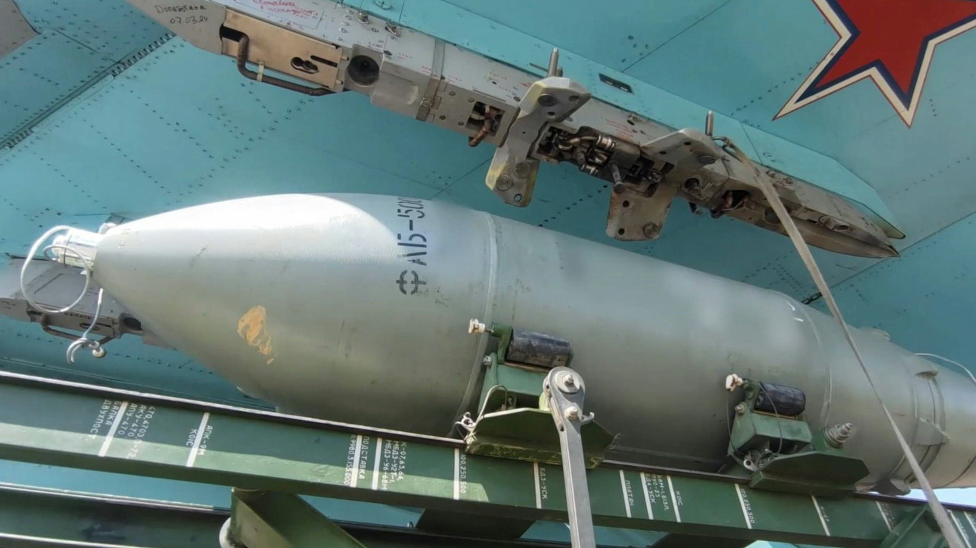 Kleiner Bruder der FAB-3000: Eine FAB-500-Bombe aus russischer Produktion. Berichten zufolge kam nun die massive Variante der Gleitbombe in der Ukraine zum Einsatz. (Archivbild)