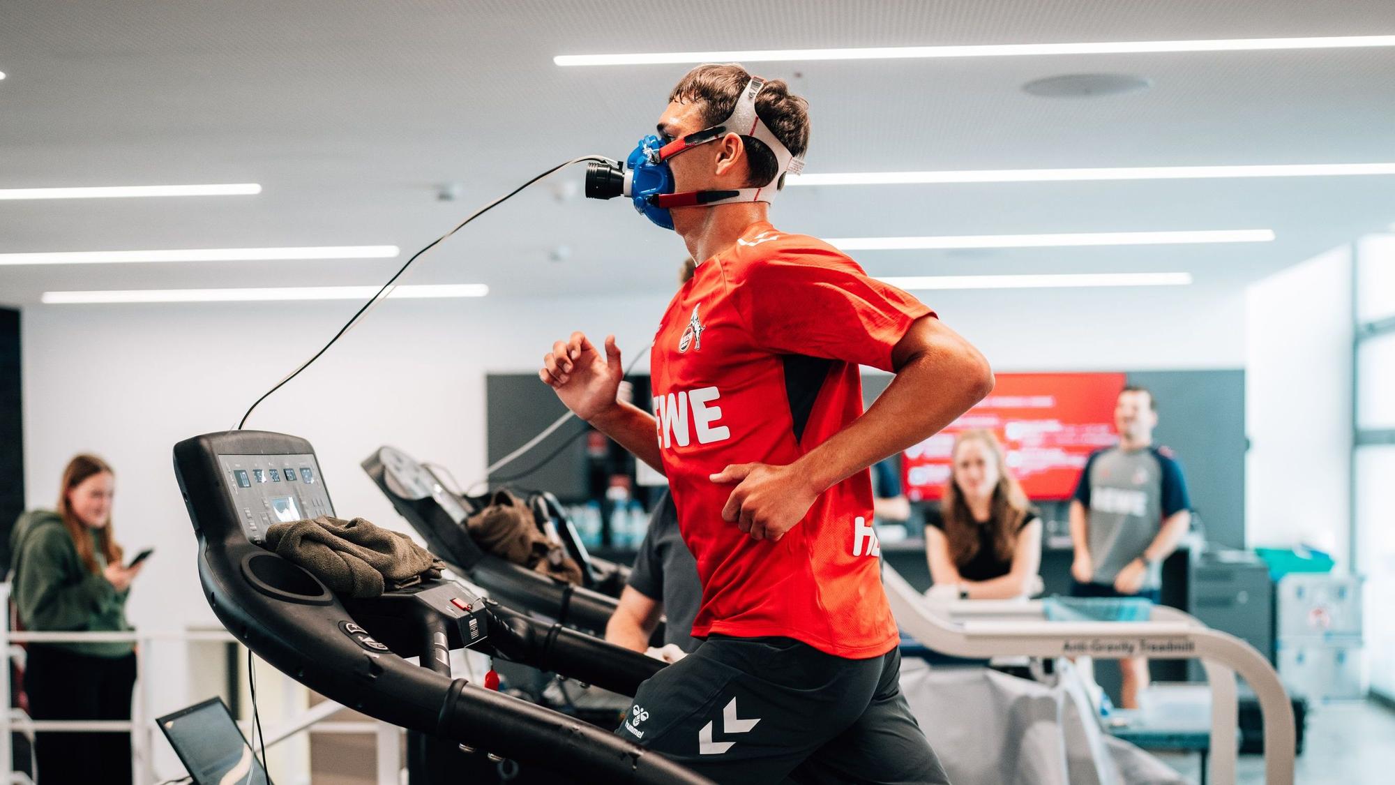 Bei der obligatorischen Leistungsdiagnostik: Linksverteidiger Max Finkgräfe vom 1. FC Köln.