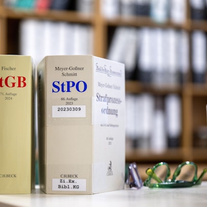 Zu sehen sind zwei Gesetzesbücher auf einem Tisch.