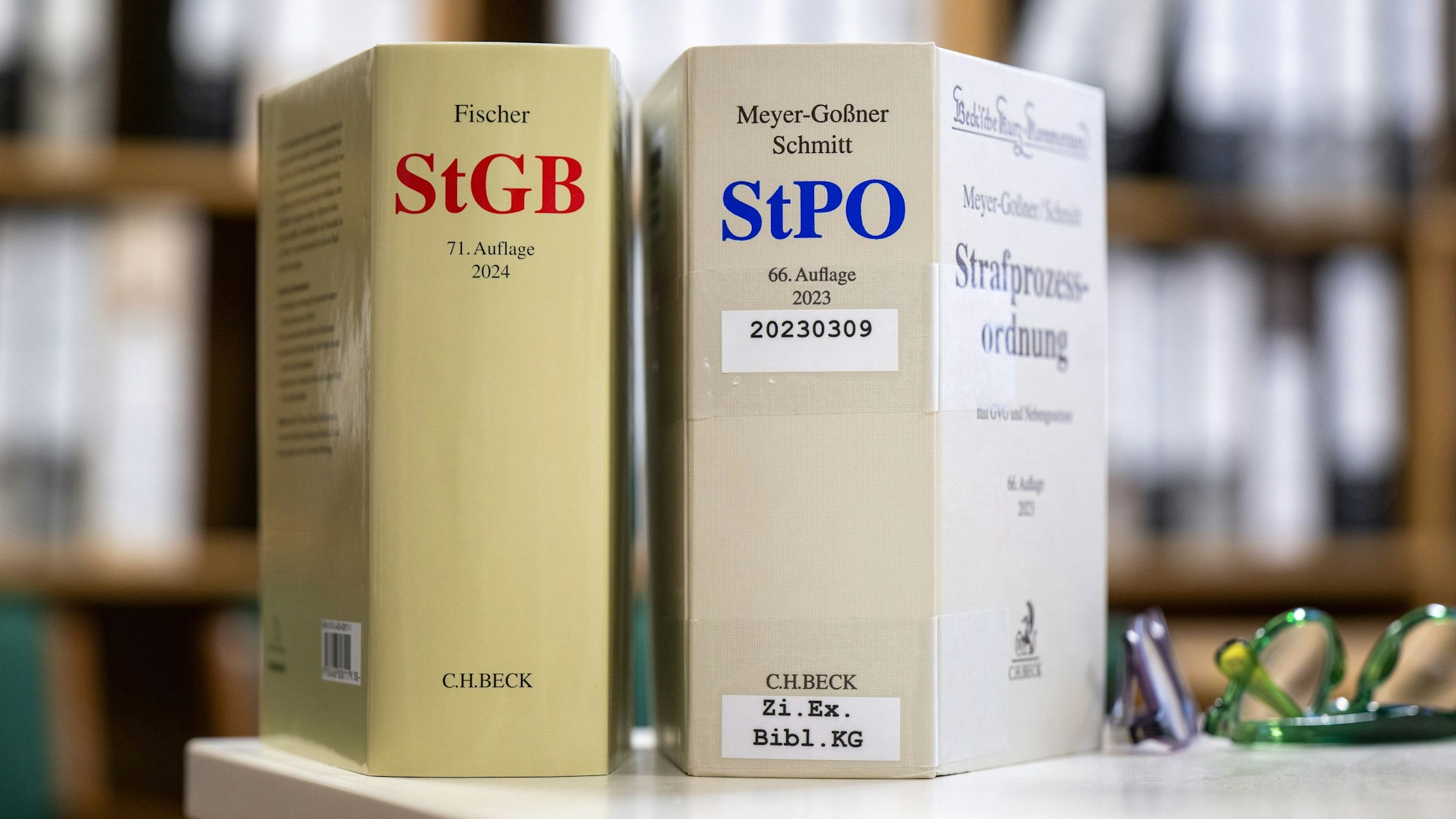 Zu sehen sind zwei Gesetzesbücher auf einem Tisch.