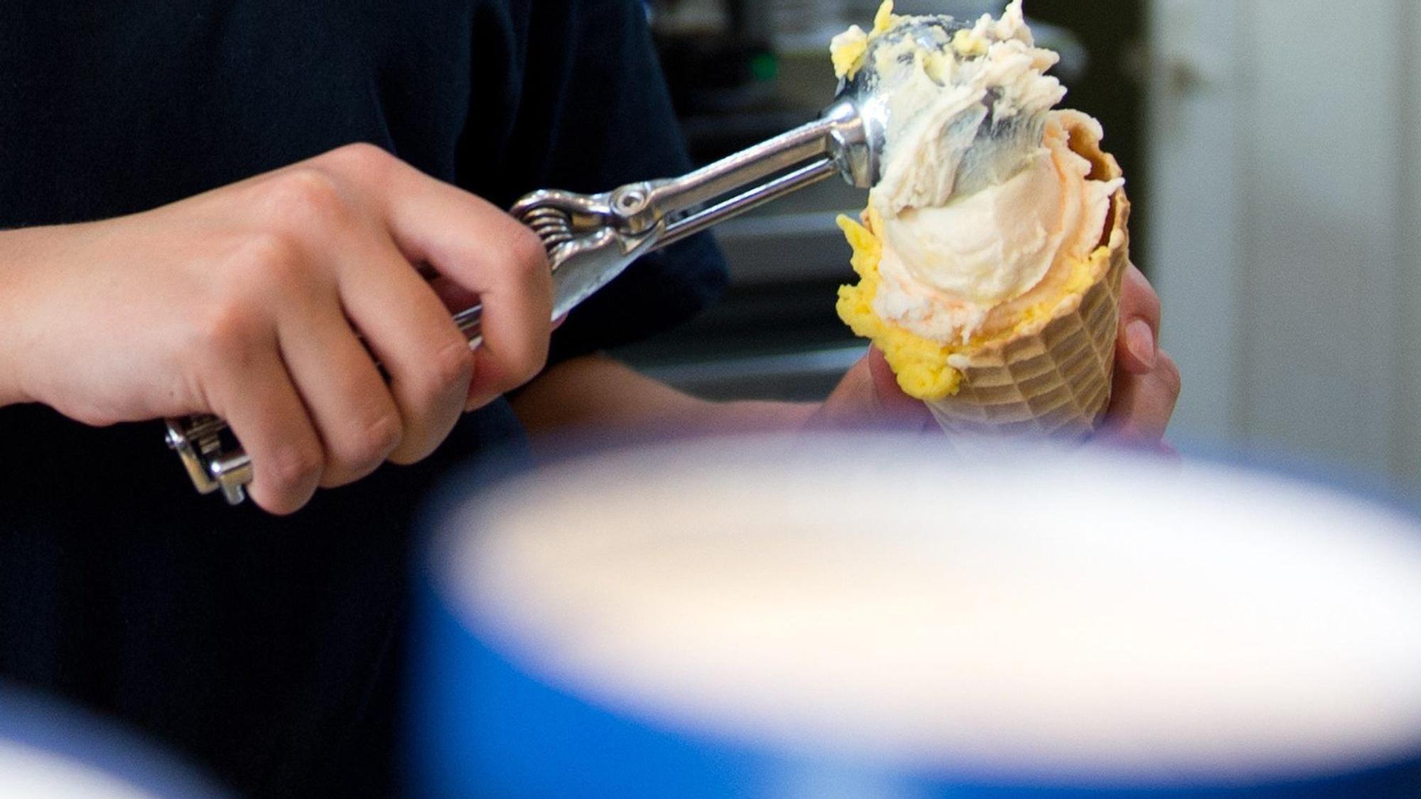 Ein Schüler arbeitet in einer Eisdiele.