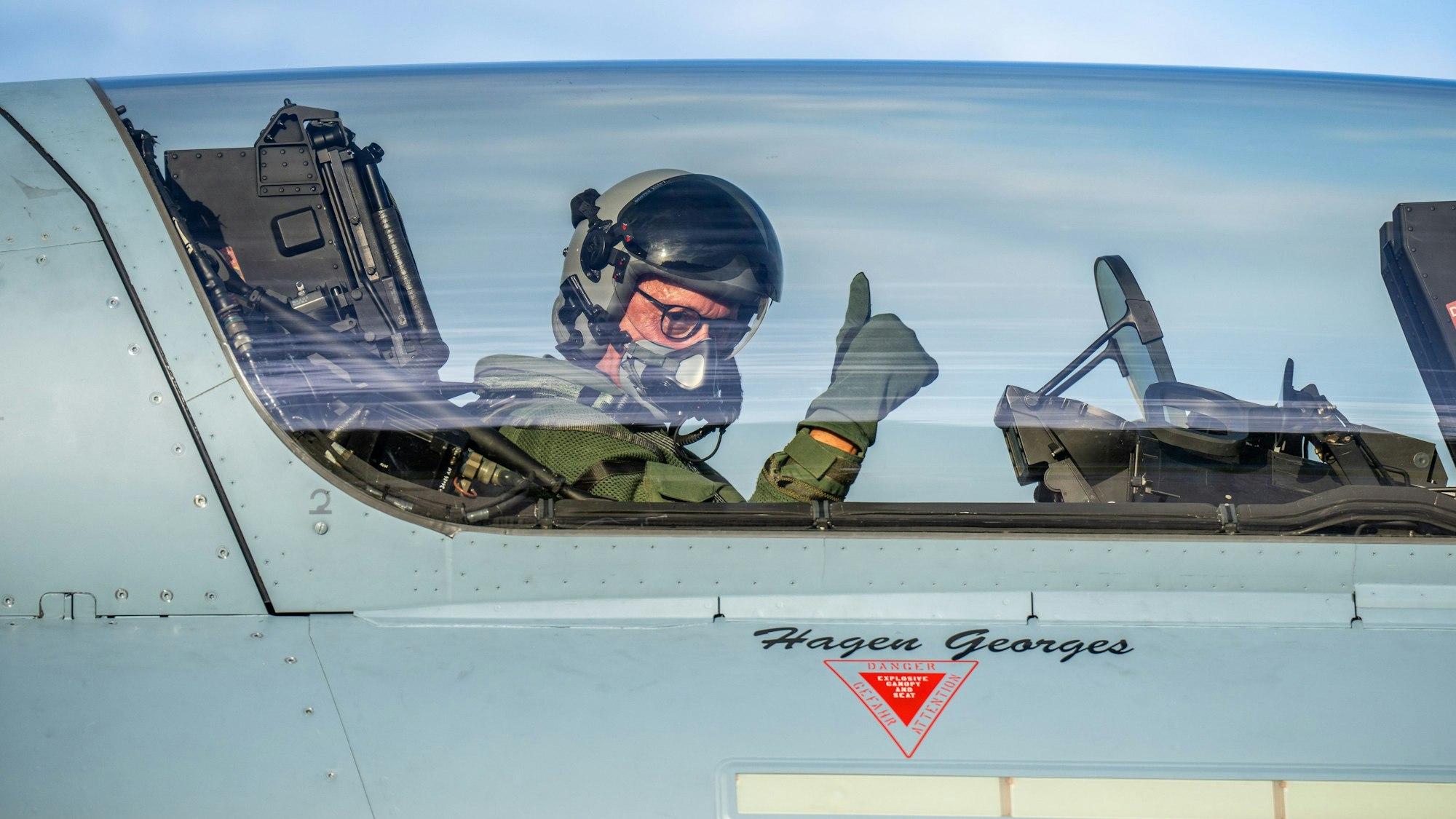 Friedrich Merz, CDU Bundesvorsitzender und CDU/CSU Fraktionsvorsitzender im Bundestag, sitzt im Cockpit eines Eurofighters der Bundeswehr.