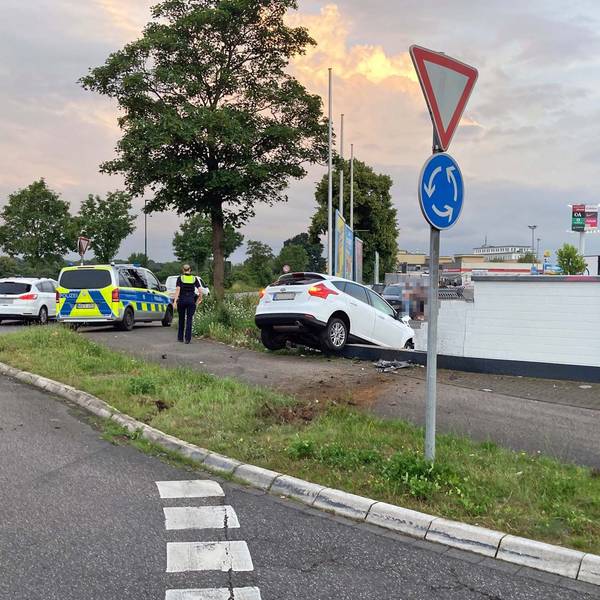Das Bild zeigt ein weißes Auto, das gegen eine Mauer geprallt war.