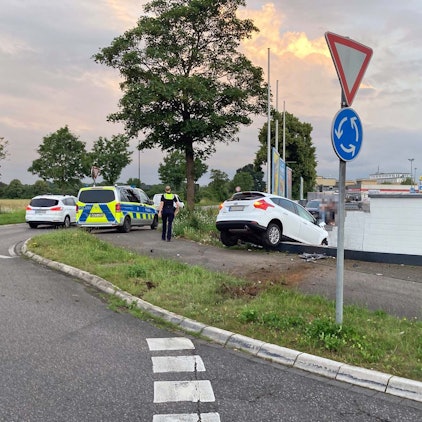 Das Bild zeigt ein weißes Auto, das gegen eine Mauer geprallt war.