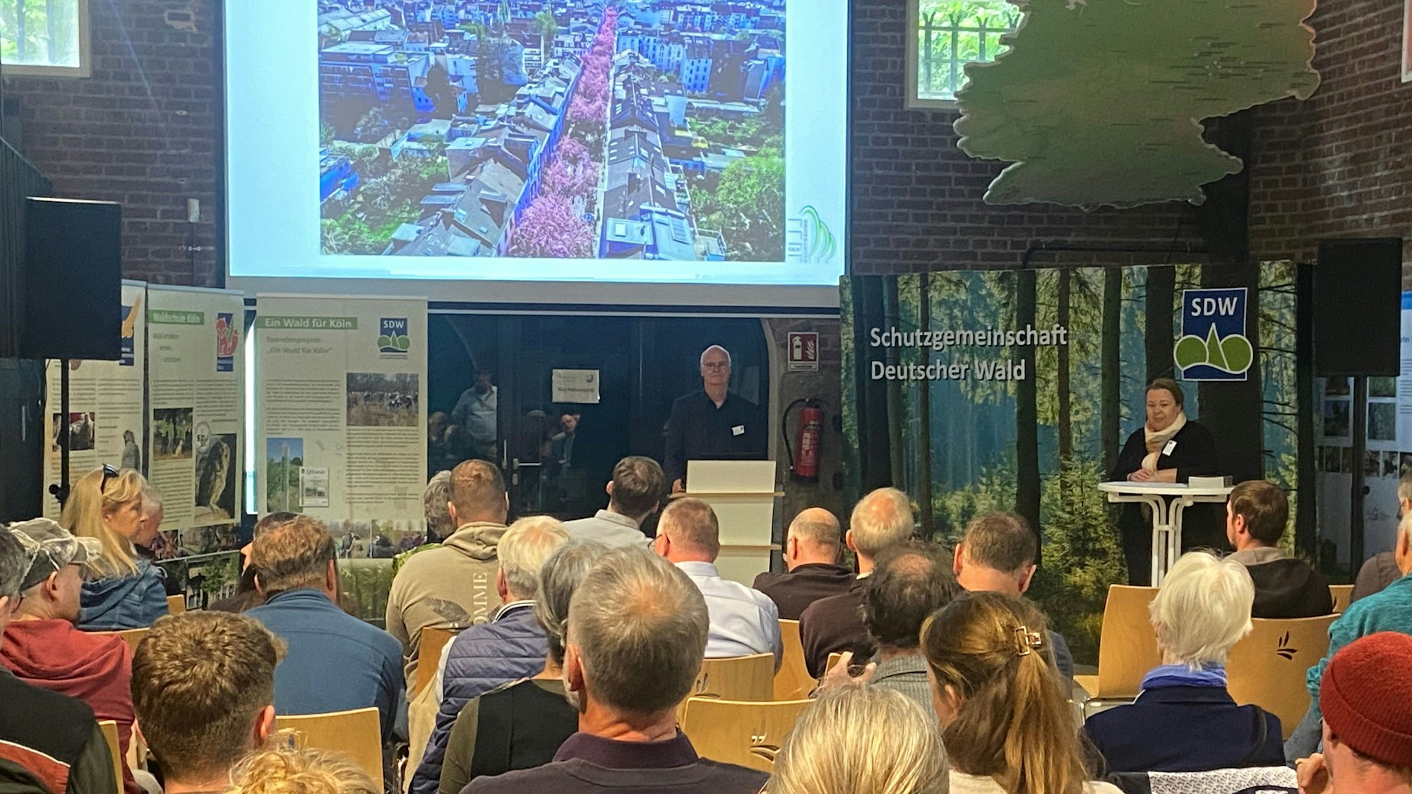 Auf Gut Leidenhausen trafen sich Vertreter von Kommunen und Initiativen, um über Rettungsmaßnahmen für Straßenbäume in Zeiten des Klimawandels zu sprechen.