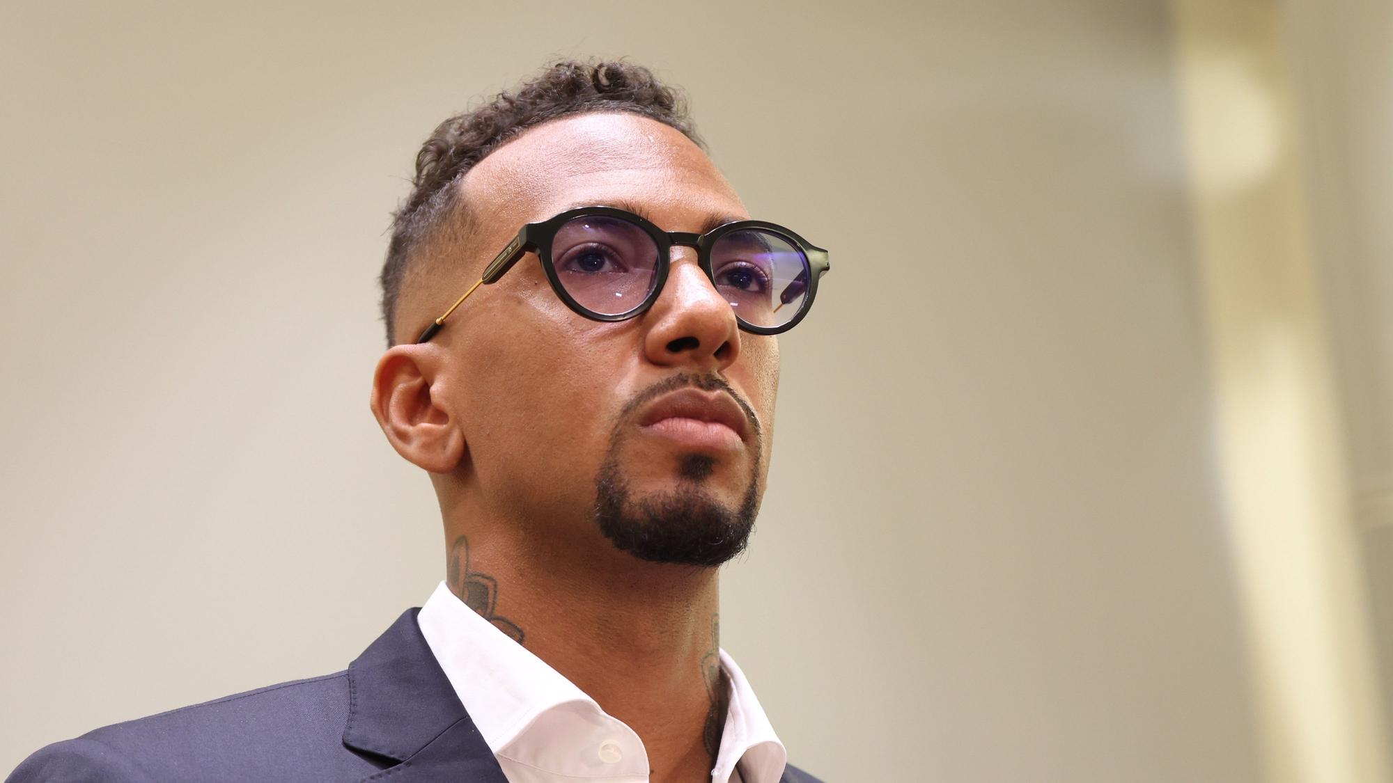 Jérôme Boateng, Fußball-Profi, steht im Landgericht in der Anklagebank.