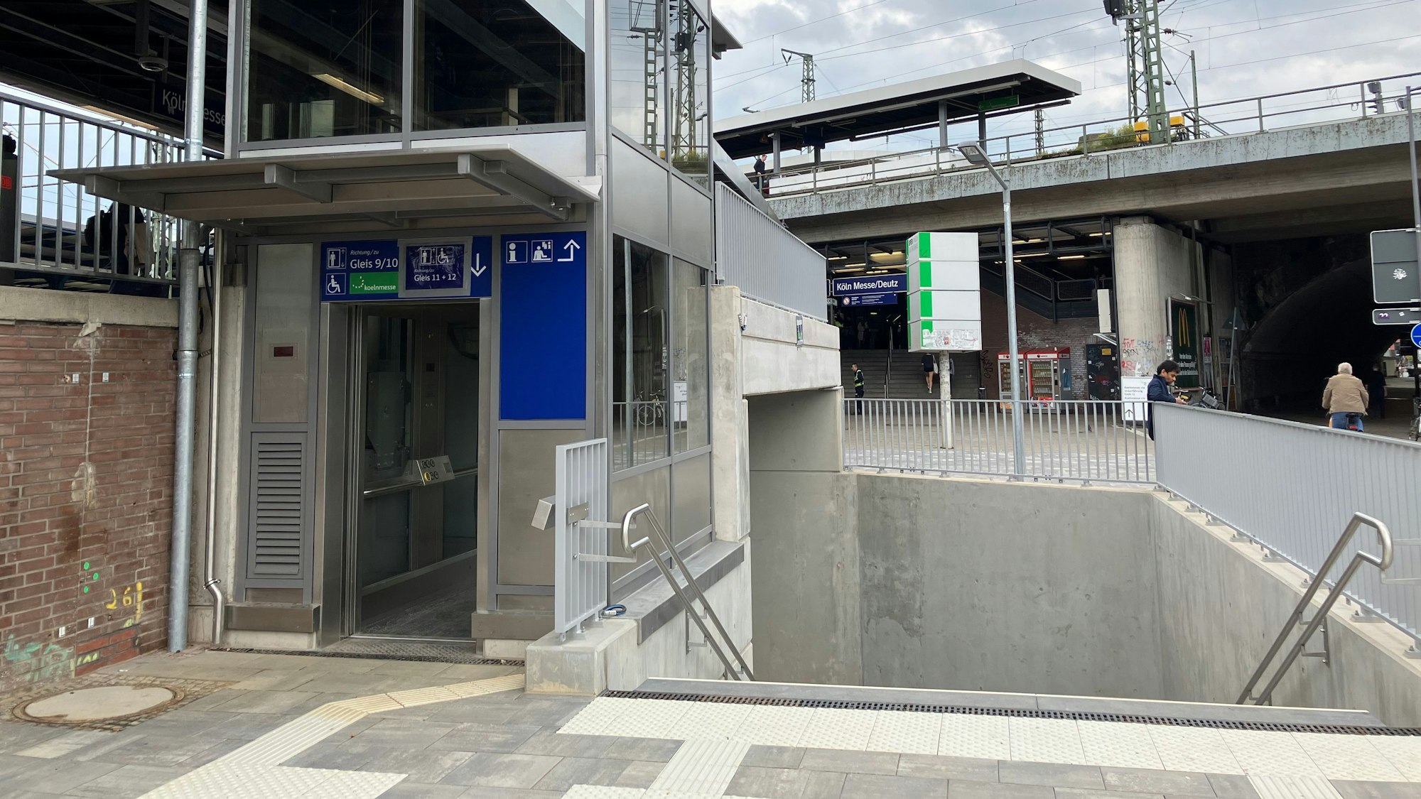 Die Aufzüge zu den Fernverkehrsgleisen sowie zum KVB-Tunnel sind weiterhin nutzbar. (Archivfoto)