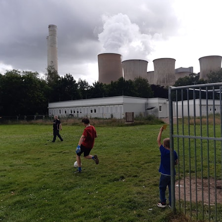 Auf dem Sportplatz in Auenheim stehen Wohncontainer. Für die Dorfjugend bleibt nur noch ein kleiner Bolzplatz zum Fußballspielen übrig.