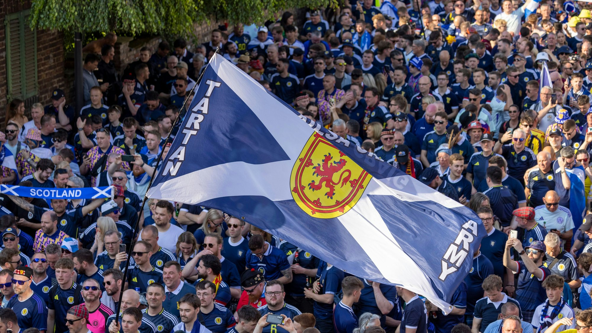 Ein Mitglied der „Tartan Army“ hatte in Köln sein Handy vergessen.