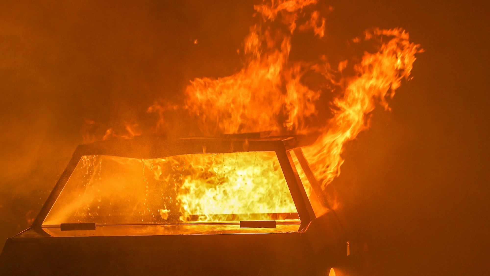 Der Junge wurde durch die Explosion in dem Auto getötet. Unser Symbolfoto zeigt ein brennendes Auto.