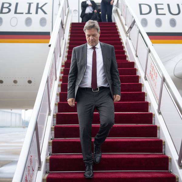 Robert Habeck (Bündnis 90/Die Grünen), Bundesminister für Wirtschaft und Klimaschutz, kommt während eines Besuchs in China am Flughafen Peking-Hauptstadt an.