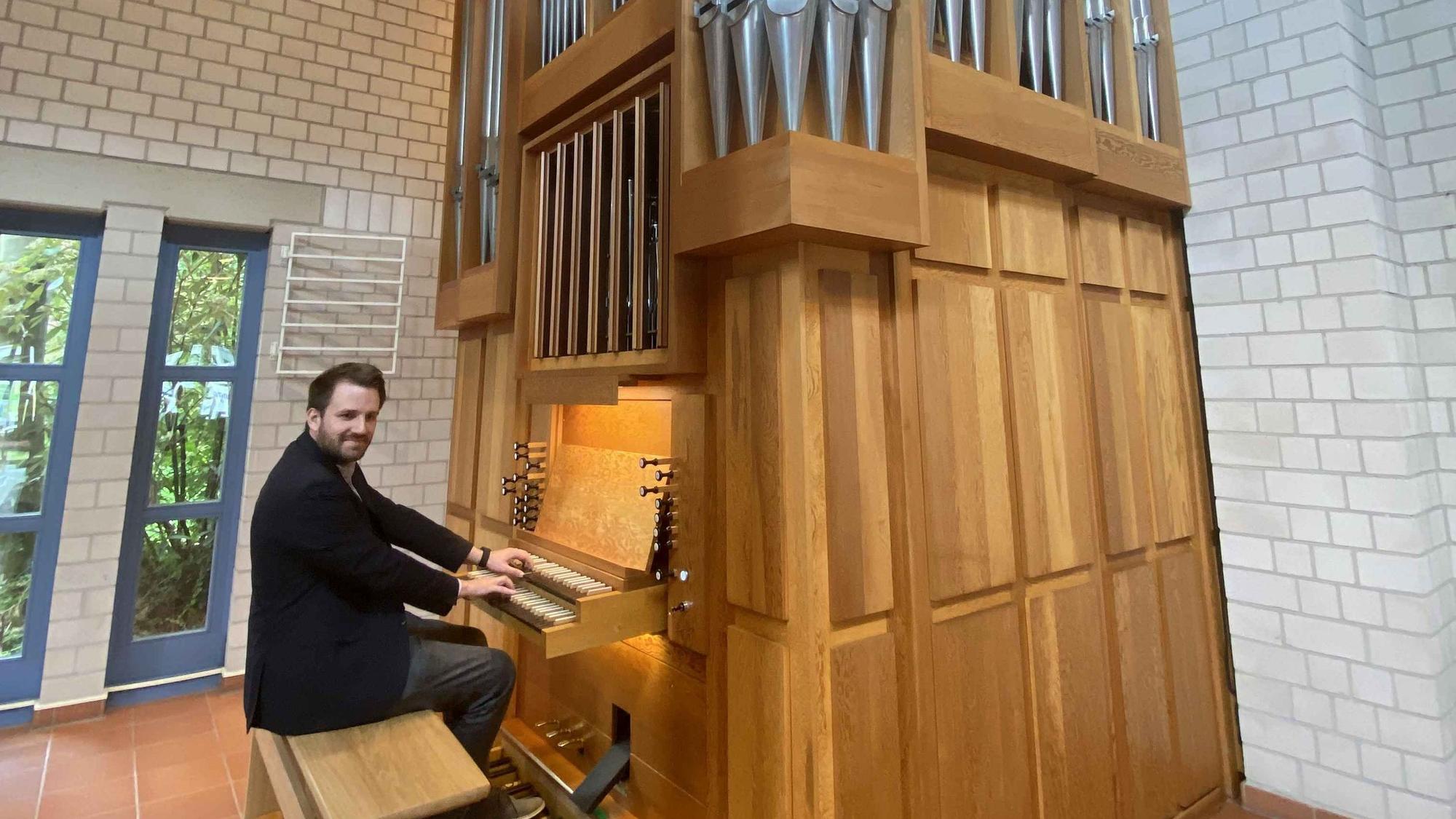 Kantor Maximilian Friedrich sitz an der sanierten Orgel.