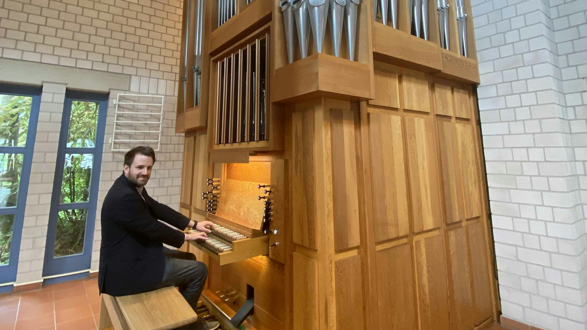 Kantor Maximilian Friedrich sitz an der sanierten Orgel.