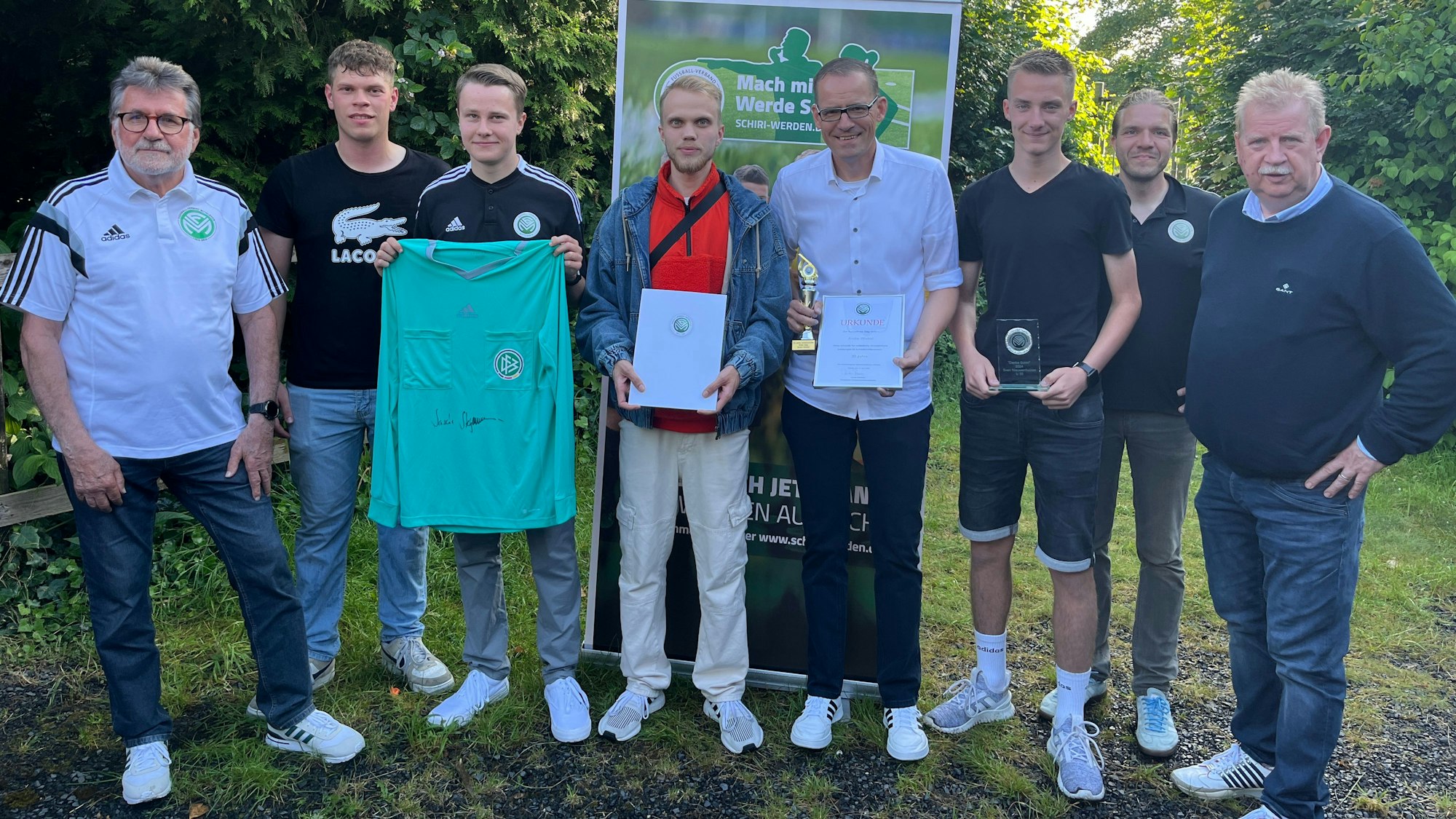 Schiedsrichter und Funktionäre haben sich zu einem Gruppenbild aufgestellt.